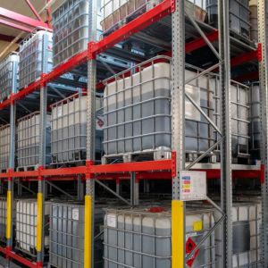 Pojedynczy, czysty kontener IBC 1000L stojący na palecie, gotowy do adaptacji.