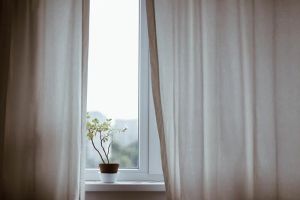 Jasne wnętrze domu pasywnego z dużymi oknami, wpuszczającymi obfitość naturalnego światła