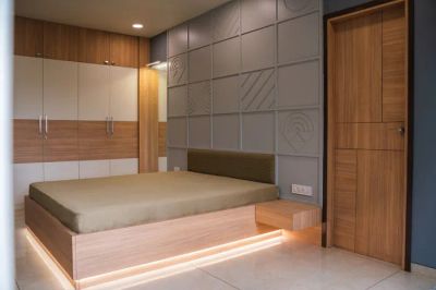 Nowoczesne wnętrze domu z bioadaptacyjnym oświetleniem, podkreślające naturalne tekstury