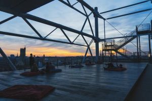 Nowoczesny dom z panelami fotowoltaicznymi na dachu, symbolizujący samowystarczalność energetyczną