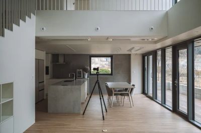 Przyszłość bez zmartwień: Jak technologia smart home ułatwia życie i obniża koszty na lata.