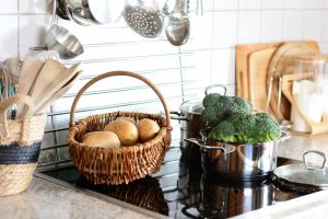 Płyta indukcyjna: Szybkie gotowanie i komfort w letniej kuchni.
