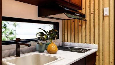 Energooszczędna kuchnia z płytą indukcyjną i nowoczesnym sprzętem AGD