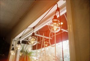 Inteligentne oświetlenie LED: Materiały i design – energooszczędność i atmosfera w salonie i ogrodzie.