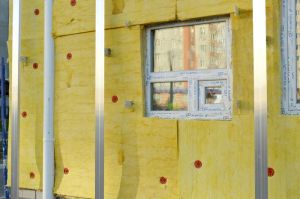 Widok na konstrukcję ściany szkieletowej z widoczną wielowarstwową izolacją z wełny mineralnej