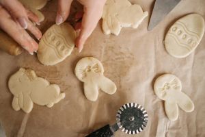 Osoba wkładająca pizzę do piekarnika, z widocznym wnętrzem piekarnika i potrawą.