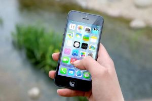 Właściciel korzystający z aplikacji telemedycyny weterynaryjnej na smartfonie