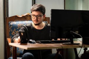 Kobieta sterująca inteligentnym oświetleniem w domu za pomocą smartfona, symbolizująca system smart home.