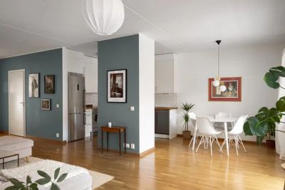 Jasne wnętrze domu pasywnego z drewnianymi elementami i naturalnym światłem, tworzące spokojny nastrój.