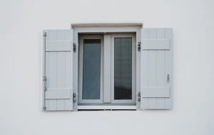Przekrój pasywnego okna z potrójnym oszkleniem i ciepłą ramką, pokazujący ciągłość izolacji