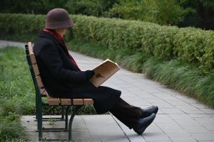 Spokojna chwila relaksu na świeżym powietrzu, symbolizująca komfort życia w harmonii z naturą.