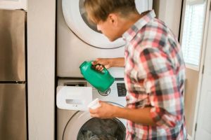 Skuteczne czyszczenie mebli ogrodowych myjką ciśnieniową przed sezonem wiosennym.
