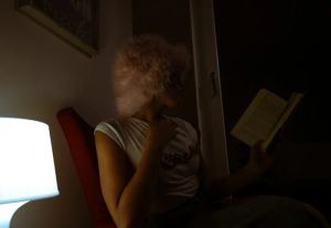 Człowiek czytający książkę w zdrowym oświetleniu LED