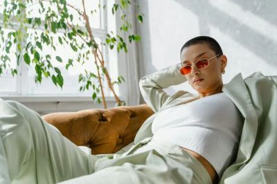 Przytulny salon w nowoczesnym domu pasywnym, z naturalnymi meblami, dużą ilością roślin i światła.