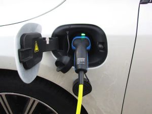 Samochód elektryczny ładowany z instalacji fotowoltaicznej na dachu domu