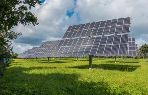 Panele fotowoltaiczne na dachu nowoczesnego domu, symbolizujące niezależność energetyczną.