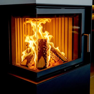 Intensywnie palące się drewno w nowoczesnym piecu, symbol efektywnego spalania.