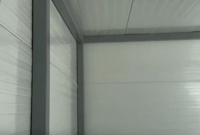 Estetyczne wnętrze domu z widoczną wewnętrzną okładziną płyty PIR przed finalnym wykończeniem