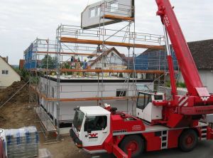 Moduły domu prefabrykowanego transportowane na plac budowy