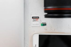 Zbliżenie na etykietę energetyczną lodówki, wskazującą klasę efektywności energetycznej A.