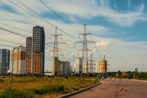 Osiedle nowoczesnych domów z fotowoltaiką, symbolizujące niezależność energetyczną.