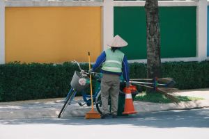 Robot czyszczący chodnik przed nowoczesnym domem