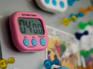 Nowoczesny termometr pokojowy wskazujący idealną temperaturę dla dziecka
