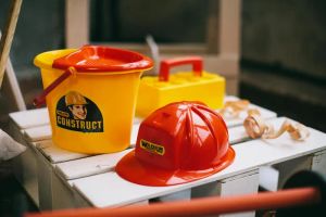 Narzędzia budowlane na tle nowoczesnego domu pasywnego, symbolizujące efektywność energetyczną i możliwość samodzielnych prac w garażu.