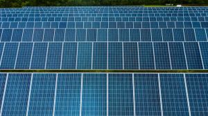 Schemat działania uproszczonego systemu fotowoltaicznego z panelami i magazynem energii