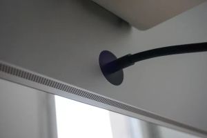 Inteligentny czujnik jakości powietrza w nowoczesnym wnętrzu, monitorujący parametry środowiska domowego dla optymalnego komfortu.