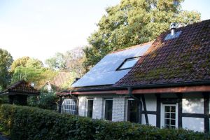 Nowoczesny dom pasywny z panelami słonecznymi i inteligentnym systemem zarządzania energią
