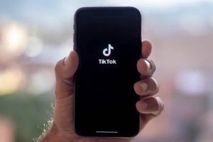 Smartfon z aplikacją do sterowania inteligentnym oświetleniem LED w domu