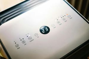 Inteligentny dom z systemem smart home sterującym oświetleniem i klimatem