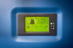 Nowoczesny panel sterowania inteligentnym domem z cyfrową wizualizacją zużycia energii.