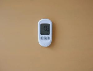 Inteligentny panel sterowania systemem smart home w nowoczesnym domu, pokazujący status czujników i kontrolę klimatu.