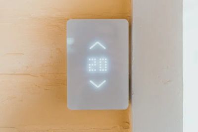 Panel sterowania smart home z ikonami ogrodu i oświetlenia