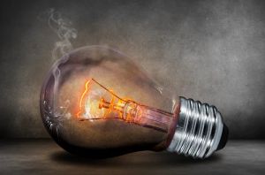 Schemat inteligentnego domu z panelami fotowoltaicznymi i magazynem energii, ilustrujący system samowystarczalności.