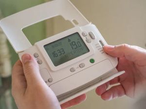 Tablet z interfejsem inteligentnego systemu zarządzania energią w nowoczesnym domu pasywnym