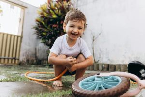 Inteligentny system zarządzania energią i wodą w domu, wyświetlający zużycie i produkcję na nowoczesnym interfejsie.