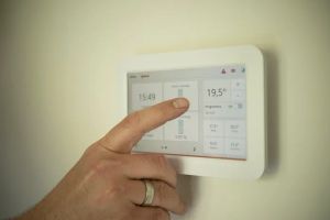 Grafika przedstawiająca przepływ energii w inteligentnym domu z panelami fotowoltaicznymi i systemem zarządzania