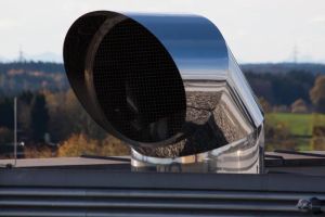 Element systemu wentylacji mechanicznej na dachu nowoczesnego domu