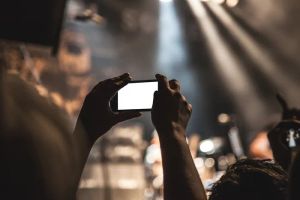 Ekran smartfona z aplikacją do zarządzania inteligentnym domem i systemem fotowoltaicznym.