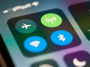 Ekran smartfona z aplikacją do sterowania inteligentnym domem i ikonami Wi-Fi oraz Bluetooth