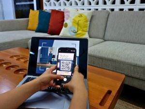 Smartfon z aplikacją do zarządzania inteligentnym domem, umożliwiającą kontrolę zużycia energii.