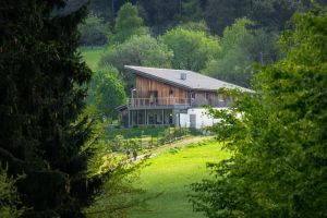 Precyzyjnie wykonany szkielet stalowy domu jednorodzinnego, gotowy do dalszej zabudowy.