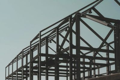 Solidna konstrukcja stalowa hali przemysłowej, przykład technologii stosowanej w domach PIR.