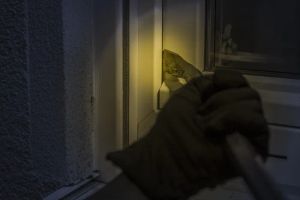 Obraz termowizyjny przedstawiający mostek termiczny wokół okna.