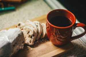 Blat kuchenny wykonany z drewna termomodifikowanego o ciemnym, eleganckim wykończeniu, podkreślający trwałość i styl.