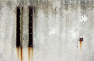 Termogram pokazujący mostki termiczne i nieszczelności izolacji na ścianie budynku