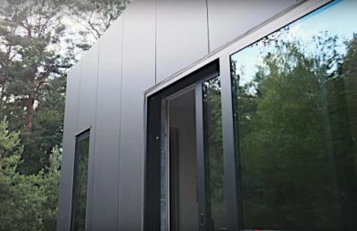 Pionowy montaż płyt warstwowych Balex Metal na elewacji domu modelowego